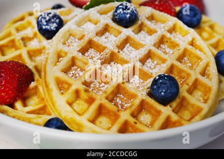 Hausgemachte Mini-Waffeln gekrönt mit frischen Beeren, selektive Fokus Stockfoto