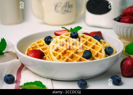 Hausgemachte Mini-Waffeln gekrönt mit frischen Beeren, selektive Fokus Stockfoto