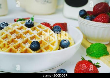 Hausgemachte Mini-Waffeln gekrönt mit frischen Beeren, selektive Fokus Stockfoto