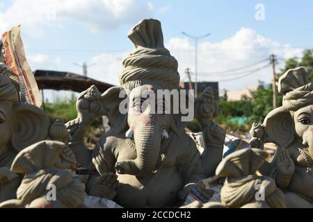 Dekorative Tonstatue des hinduistischen Elefantengottes Ganesha, die anlässlich des Ganesh Chaturthi Festivals in Maharashtra, Indien, ausgestellt wird. Stockfoto