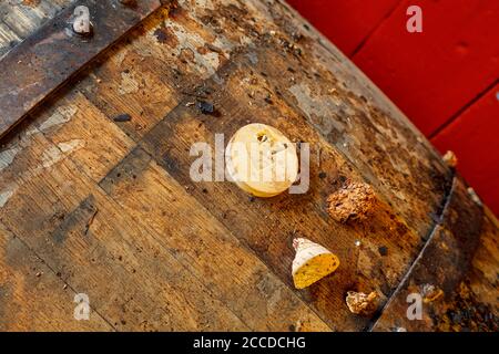 Nahaufnahme von Whiskyfass und Spundstopper, auf der Oberseite eines staubigen alten Whiskyfasses. Stockfoto