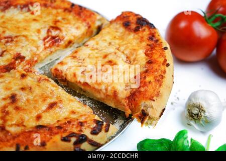 Hausgemachte flauschige Käse Pizza, selektive Fokus Stockfoto