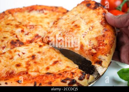 Hausgemachte flauschige Käse Pizza, selektive Fokus Stockfoto