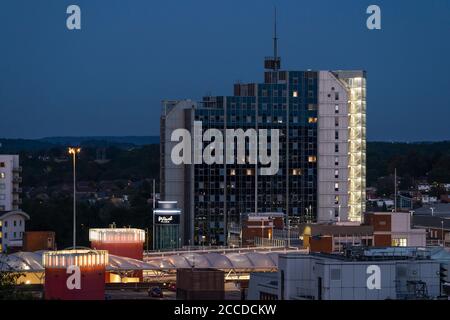 Churchill Place at Night - ein Hochhaus Das wurde aus einem ehemaligen Büro umgebaut und renoviert Gebäude zur Bereitstellung von Wohnungen Stockfoto