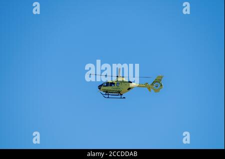 Helsinki / Finnland - 21. August 2020: OH-HMQ, Eurocopter EC 135P2 Rettungshubschrauber von Finnhems, der am Helsinki-Vantaa Airport landet Stockfoto