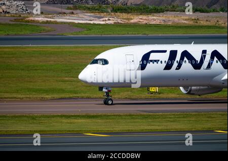 Helsinki / Finnland - 21. August 2020: OH-LWG, Finnair Airbus A350-900 rollt am Helsinki-Vantaa Airport. Stockfoto