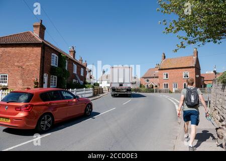 Starker Verkehr durch Bothamsall, ein kleines Dorf in Nottinghamshire. Stockfoto