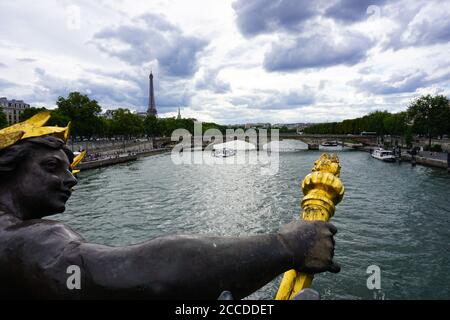 Paris von der Brücke Alexandre III Stockfoto
