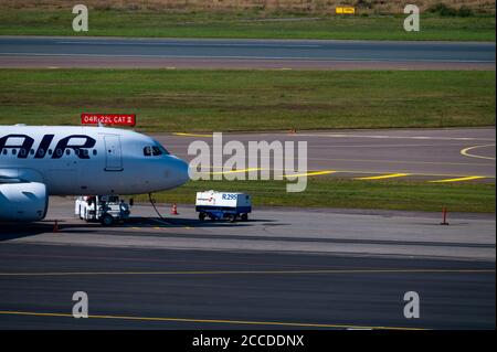 Helsinki / Finnland - 21. August 2020: OH-LVC, Finnair Airbus A319 bereitet sich auf einen Flug am Helsinki-Vantaa Airport vor Stockfoto