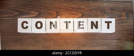 Inhalt - Wort aus Holzblöcken mit Buchstaben, SEO CRM Geschäftskonzept Stockfoto