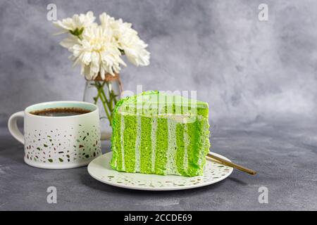 Geburtstagskuchen mit Apfelkuchen. Auf zwei Tellern, zwei Portionen und einer Tasse Kaffee. Auf grauem Hintergrund. Geburtstag, Feiertage, Süßigkeiten. Speicherplatz kopieren. Stockfoto