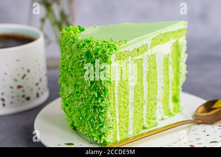 Geburtstagskuchen mit Apfelkuchen. Auf zwei Tellern, zwei Portionen und einer Tasse Kaffee. Auf grauem Hintergrund. Geburtstag, Feiertage, Süßigkeiten. Speicherplatz kopieren. Stockfoto