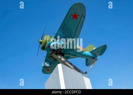 Jahrgang I-16 Kämpfer auf einem Sockel auf dem Tanay Flugplatz, Kemerowo Region Stockfoto