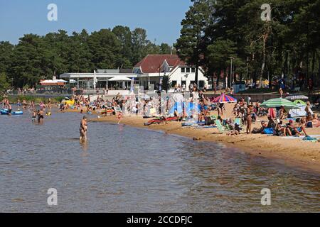 Motala, Schweden 20200816 der Strand von Varamobaden in Varamon, Motala. Viele nutzten die Gelegenheit, sich während der Hitzewelle im Vättern-See abzukühlen. Foto Jeppe Gustafsson Stockfoto