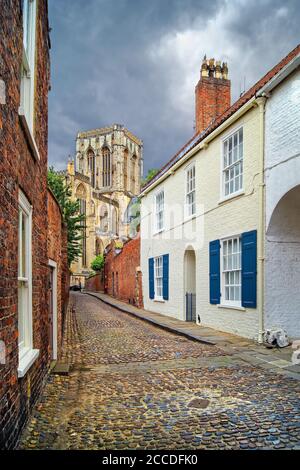 Großbritannien, North Yorkshire, York, Chapter House Street, die zum York Minster führt Stockfoto