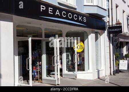 Tenby, Wales, UK, May 14, 2018 : Peacocks Bekleidungsgeschäft Einzelhandel Business Outlet in St Julian's Road im Stadtzentrum Stockfoto