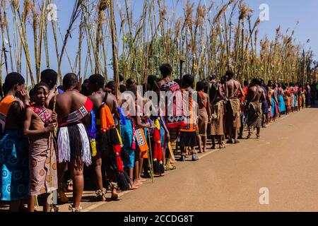 Umhlanga, oder Reed Dance, eine jährliche Zeremonie in Eswatini, ex-Swasiland. Tausende von unverheirateten und jungfräulichen swazi-Mädchen tanzen für die königliche Familie Stockfoto