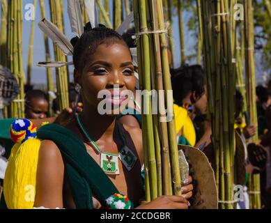 Umhlanga, oder Reed Dance, eine jährliche Zeremonie in Eswatini, ex-Swasiland. Tausende von unverheirateten und jungfräulichen swazi-Mädchen tanzen für die königliche Familie Stockfoto