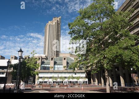 Der Cromwell Tower auf dem Barbican Exhibition Centre and Estate, Silk Street, City of London, EC1, UK Stockfoto