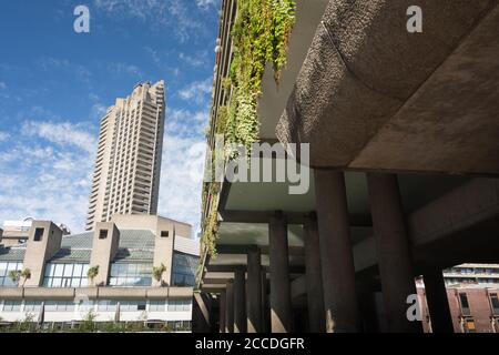 Der Cromwell Tower auf dem Barbican Exhibition Centre and Estate, Silk Street, City of London, EC1, UK Stockfoto