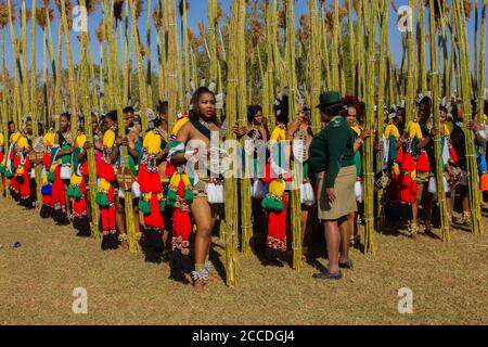 Umhlanga, oder Reed Dance, eine jährliche Zeremonie in Eswatini, ex-Swasiland. Tausende von unverheirateten und jungfräulichen swazi-Mädchen tanzen für die königliche Familie Stockfoto