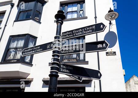 Tenby, Wales, UK, May 14, 2018 : Straßenschild mit Wegbeschreibungen zu einigen der beliebtesten Sehenswürdigkeiten der Stadt Stockfoto