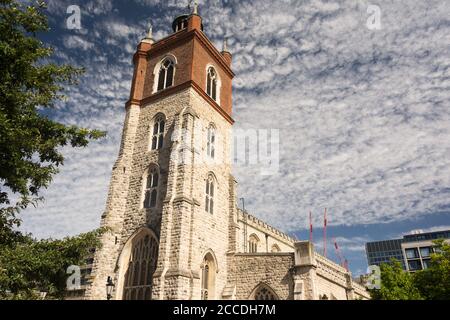 Der Turm von St Giles-Without-Cripplegate in der City of London, gelegen an der Fore Street im modernen Barbican Complex, London, UK Stockfoto