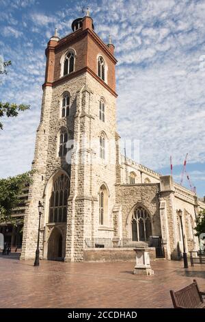 Der Turm von St Giles-Without-Cripplegate in der City of London, gelegen an der Fore Street im modernen Barbican Complex, London, UK Stockfoto