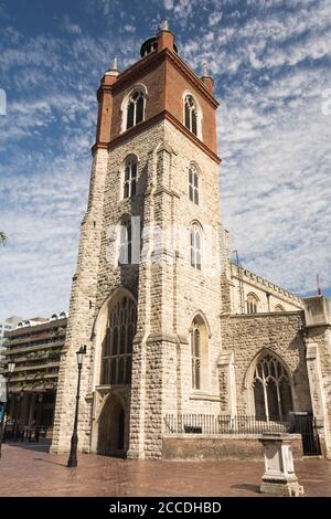Der Turm von St Giles-Without-Cripplegate in der City of London, gelegen an der Fore Street im modernen Barbican Complex, London, UK Stockfoto