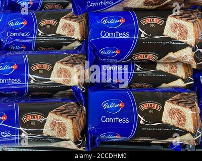 Viersen, Deutschland - 9. Juli. 2020: Nahaufnahme von gestapelten Bahlsen comtess Kuchen mit Baileys im deutschen Supermarkt Stockfoto