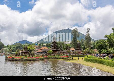 Pura Ulun Danu Beratan, oder Pura Bratan, ist ein großer Hindu Shaivite Shiva Tempel in der Nähe eines Wasserkörpers in Bali, Indonesien. Der Tempelkomplex ist loc Stockfoto