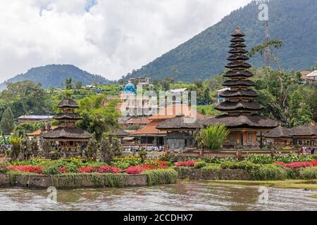 Pura Ulun Danu Beratan, oder Pura Bratan, ist ein großer Hindu Shaivite Shiva Tempel in der Nähe eines Wasserkörpers in Bali, Indonesien. Der Tempelkomplex ist loc Stockfoto