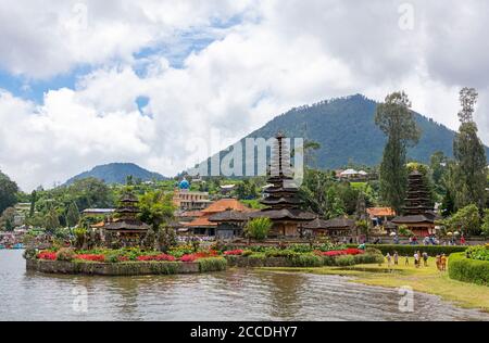 Pura Ulun Danu Beratan, oder Pura Bratan, ist ein großer Hindu Shaivite Shiva Tempel in der Nähe eines Wasserkörpers in Bali, Indonesien. Der Tempelkomplex ist loc Stockfoto