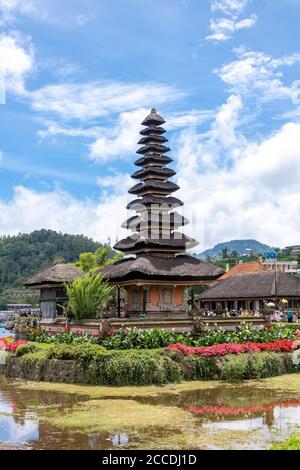 Pura Ulun Danu Beratan, oder Pura Bratan, ist ein großer Hindu Shaivite Shiva Tempel in der Nähe eines Wasserkörpers in Bali, Indonesien. Der Tempelkomplex ist loc Stockfoto