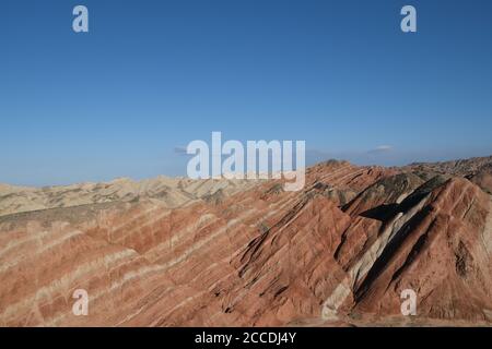 Viele bunte Danxia landformen Berge unter blauem Himmel. Weitwinkel. In Zhangye, Gansu Provinz China. Stockfoto