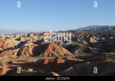 High-Angle-Ansicht der bunten Danxia landform Bergkette an sonnigen Tag. Weitwinkel. Stockfoto