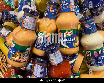 Viersen, Deutschland - 9. Juli. 2020: Nahaufnahme des Flaschenstapels mit verschiedenen Knorr-Saucen im deutschen Supermarkt Stockfoto