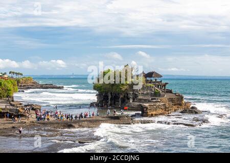 Tanah Lot ist eine winzige Felseninsel vor der indonesischen Insel Bali. Es ist die Heimat der alten Hindu-Wallfahrtskirche Pura Tanah Lot oder Tanah Lot temp Stockfoto