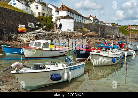 Lokale Fischerboote im Hafen an der charmanten Angeln Dorf coverack auf der Halbinsel der Eidechsen in cornwall Stockfoto