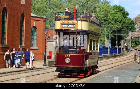 Derbyshire, Usa. August 2020. Blick auf eine alte Straßenbahn entlang der Straße mit Passagieren an Bord.Museen in Großbritannien wieder eröffnet mit Schutzmaske erforderlich innen. Mit Gesichtsmasken, die bereits im öffentlichen Verkehr vorgeschrieben sind, erforderte das Fahren auf einer der Oldtimer-Straßenbahnen im National Tramway Museum in Crich Tramway Village Gesichtsbedeckungen sowohl von Fahrgästen als auch von Fahrern. Kredit: SOPA Images Limited/Alamy Live Nachrichten Stockfoto