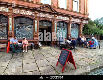 Derbyshire, Usa. August 2020. Menschen sitzen vor einem Vintage-Pub in Derbyshire.Museen wieder eröffnet in Großbritannien mit schützenden Gesichtsmasken erforderlich drinnen. Mit Gesichtsmasken, die bereits im öffentlichen Verkehr vorgeschrieben sind, erforderte das Fahren auf einer der Oldtimer-Straßenbahnen im National Tramway Museum in Crich Tramway Village Gesichtsbedeckungen sowohl von Fahrgästen als auch von Fahrern. Kredit: SOPA Images Limited/Alamy Live Nachrichten Stockfoto