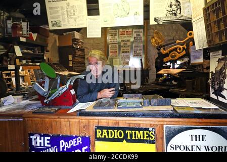 Derbyshire, Usa. August 2020. Ein Mann, der in der Druckerei des Museums arbeitet.Museen in Großbritannien mit schützenden Gesichtsmasken wiedereröffnet, die drinnen erforderlich sind. Mit Gesichtsmasken, die bereits im öffentlichen Verkehr vorgeschrieben sind, erforderte das Fahren auf einer der Oldtimer-Straßenbahnen im National Tramway Museum in Crich Tramway Village Gesichtsbedeckungen sowohl von Fahrgästen als auch von Fahrern. Kredit: SOPA Images Limited/Alamy Live Nachrichten Stockfoto