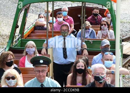 Derbyshire, Usa. August 2020. Passagiere mit Gesichtsmasken in einer Straßenbahn als vorbeugende Maßnahme gegen die Ausbreitung des Coronavirus (COVID-19).Museen in Großbritannien wieder eröffnet mit schützenden Gesichtsmasken in Innenräumen erforderlich. Mit Gesichtsmasken, die bereits im öffentlichen Verkehr vorgeschrieben sind, erforderte das Fahren auf einer der Oldtimer-Straßenbahnen im National Tramway Museum in Crich Tramway Village Gesichtsbedeckungen sowohl von Fahrgästen als auch von Fahrern. Kredit: SOPA Images Limited/Alamy Live Nachrichten Stockfoto