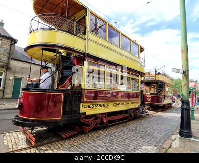 Derbyshire, Usa. August 2020. Ein Mann reinigt eine Straßenbahn, während er auf Passagiere wartet.Museen in Großbritannien wieder eröffnet mit schützenden Gesichtsmasken erforderlich drinnen. Mit Gesichtsmasken, die bereits im öffentlichen Verkehr vorgeschrieben sind, erforderte das Fahren auf einer der Oldtimer-Straßenbahnen im National Tramway Museum in Crich Tramway Village Gesichtsbedeckungen sowohl von Fahrgästen als auch von Fahrern. Kredit: SOPA Images Limited/Alamy Live Nachrichten Stockfoto