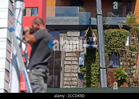 Beirut, Libanon. August 2020. Arbeiter reparieren ein Gebäude, das bei den Explosionen in Beirut, Libanon, am 21. August 2020 beschädigt wurde. Libanesen haben nach den Explosionen am 4. August, die den Hafen von Beirut erschüttert und mindestens 177 Menschen getötet haben, mit dem Wiederaufbau begonnen. Quelle: Bilal Jawich/Xinhua/Alamy Live News Stockfoto