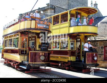 Derbyshire, Usa. August 2020. Blick auf die alten Straßenbahnen entlang der Straße mit Passagieren an Bord.Museen in Großbritannien wieder eröffnet mit Schutzmaske erforderlich innen. Mit Gesichtsmasken, die bereits im öffentlichen Verkehr vorgeschrieben sind, erforderte das Fahren auf einer der Oldtimer-Straßenbahnen im National Tramway Museum in Crich Tramway Village Gesichtsbedeckungen sowohl von Fahrgästen als auch von Fahrern. Kredit: SOPA Images Limited/Alamy Live Nachrichten Stockfoto