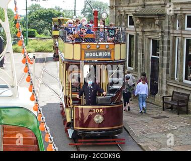 Derbyshire, Usa. August 2020. Ein Fahrer führt eine Straßenbahn in die Hauptstraße.Museen wieder eröffnet in Großbritannien mit schützenden Gesichtsmasken erforderlich drinnen. Mit Gesichtsmasken, die bereits im öffentlichen Verkehr vorgeschrieben sind, erforderte das Fahren auf einer der Oldtimer-Straßenbahnen im National Tramway Museum in Crich Tramway Village Gesichtsbedeckungen sowohl von Fahrgästen als auch von Fahrern. Kredit: SOPA Images Limited/Alamy Live Nachrichten Stockfoto