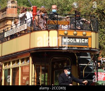 Derbyshire, Usa. August 2020. Passagiere mit Gesichtsmasken in einer Straßenbahn als vorbeugende Maßnahme gegen die Ausbreitung des Coronavirus (COVID-19).Museen in Großbritannien wieder eröffnet mit schützenden Gesichtsmasken in Innenräumen erforderlich. Mit Gesichtsmasken, die bereits im öffentlichen Verkehr vorgeschrieben sind, erforderte das Fahren auf einer der Oldtimer-Straßenbahnen im National Tramway Museum in Crich Tramway Village Gesichtsbedeckungen sowohl von Fahrgästen als auch von Fahrern. Kredit: SOPA Images Limited/Alamy Live Nachrichten Stockfoto