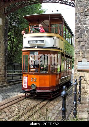 Derbyshire, Usa. August 2020. Blick auf eine Straßenbahn unter einer Brücke auf dem Weg in die Hauptstraße.Museen wieder eröffnet in Großbritannien mit schützenden Gesichtsmasken erforderlich drinnen. Mit Gesichtsmasken, die bereits im öffentlichen Verkehr vorgeschrieben sind, erforderte das Fahren auf einer der Oldtimer-Straßenbahnen im National Tramway Museum in Crich Tramway Village Gesichtsbedeckungen sowohl von Fahrgästen als auch von Fahrern. Kredit: SOPA Images Limited/Alamy Live Nachrichten Stockfoto