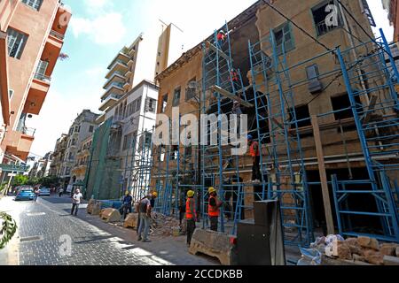 Beirut, Libanon. August 2020. Arbeiter reparieren Gebäude, die bei den Explosionen in Beirut, Libanon, beschädigt wurden, 21. August 2020. Libanesen haben nach den Explosionen am 4. August, die den Hafen von Beirut erschüttert und mindestens 177 Menschen getötet haben, mit dem Wiederaufbau begonnen. Quelle: Bilal Jawich/Xinhua/Alamy Live News Stockfoto